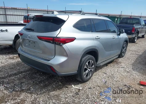 2021 Toyota Highlander Xle z USA, uszkodzony, nr VIN 5TDGZRBH2MS114290